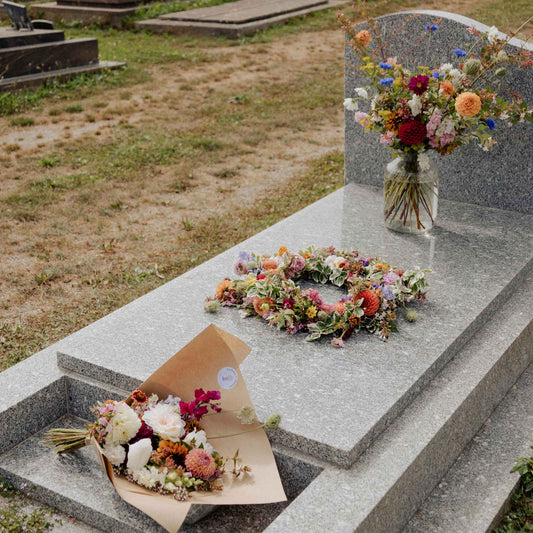 Couronne mortuaire en fleurs fraîches