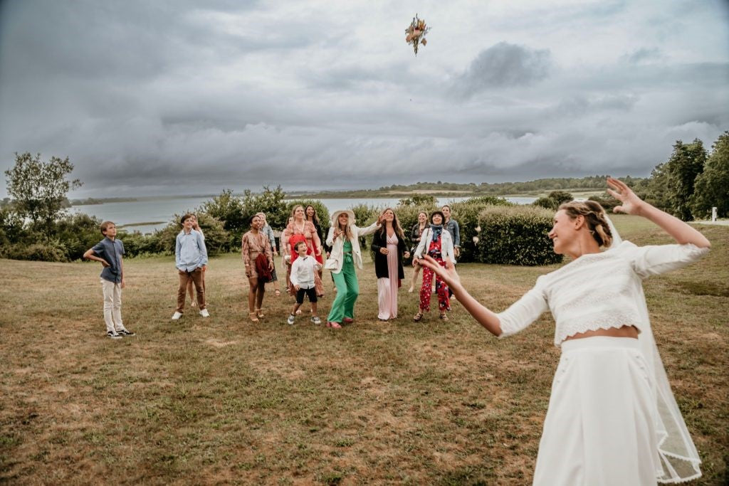 Pourquoi la mariée porte-t-elle un bouquet ?