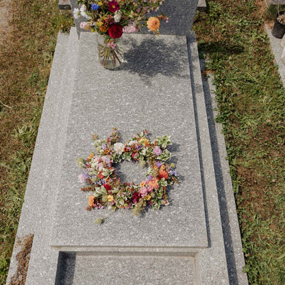 Couronne mortuaire en fleurs fraîches