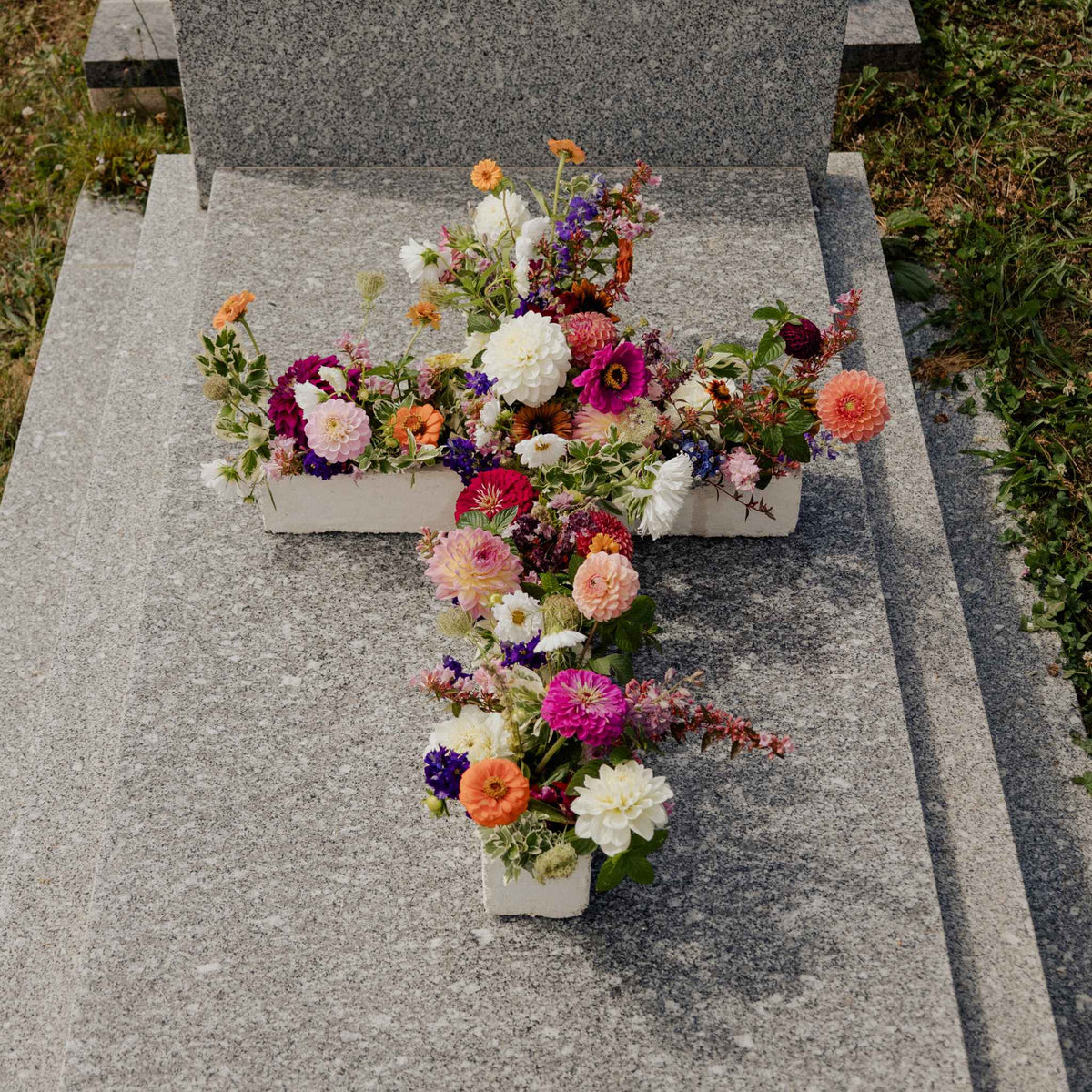 Dessus de cercueil en fleurs fraîches