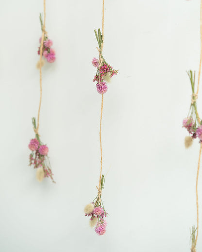 Suspension de fleurs séchées : rideau de fleurs - LA VIE EN ROSE